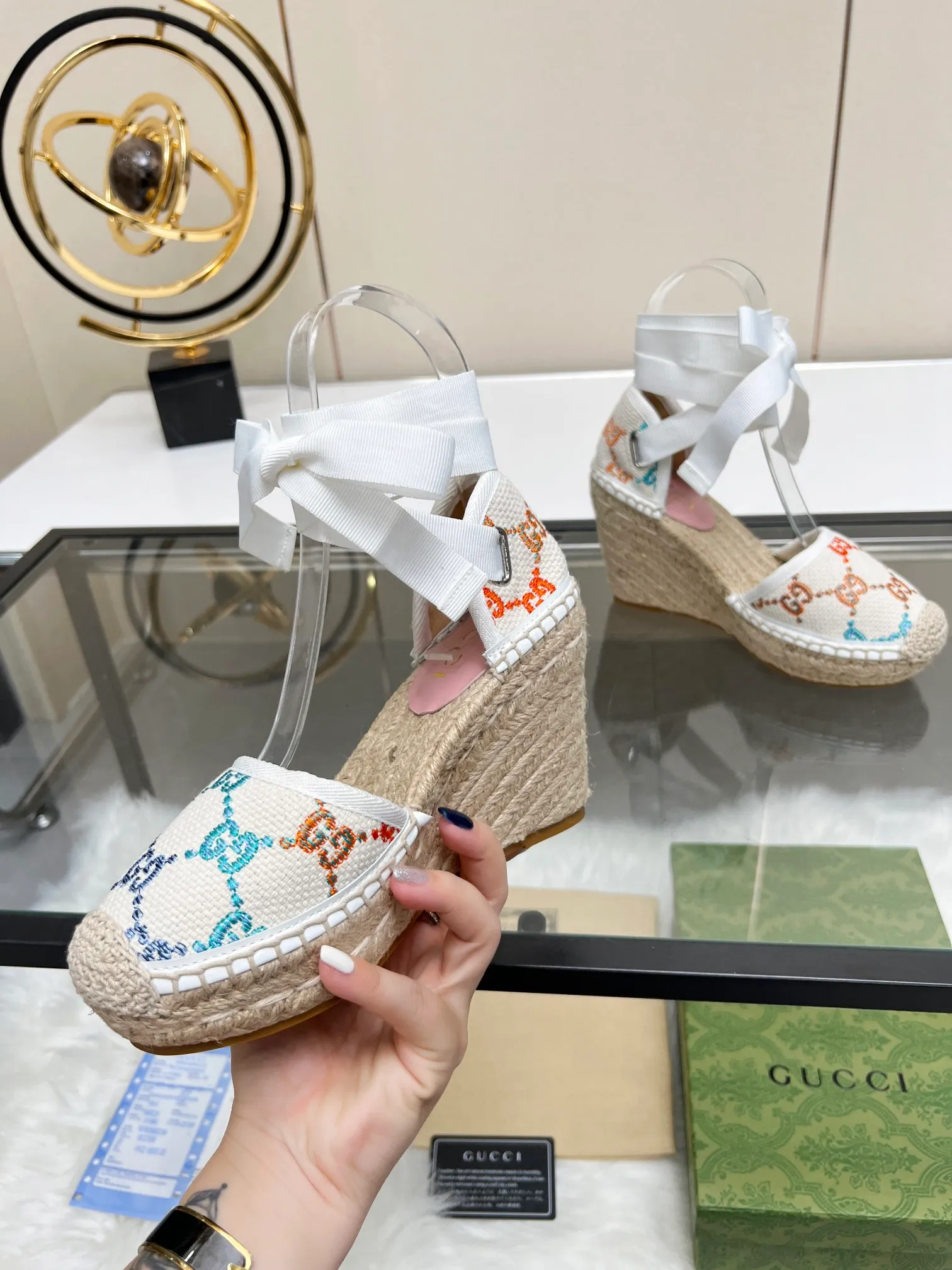 👟👟Ex-factory price 440👟👟 GUCCI wedge fisherman sandals, thick-soled straw, high-end quality, fabric: double G fabric, electric embroidery, lining: mixed sheepskin lining, yardage: 35～42, color: pure white. Dear new and old customers, the picture has been updated, please transfer the image to change. The upgraded version of the wedge heel currently has more than 40 colors. Transfer the image to sell.